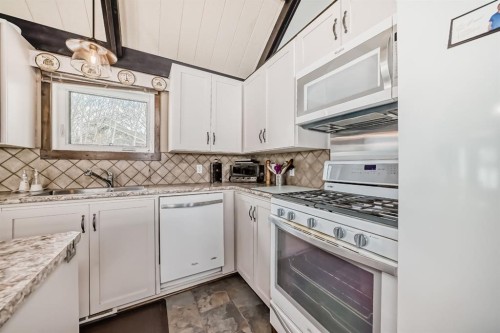 3 Kaylee Crescent, White Sands, AB - Indoor Photo Showing Kitchen