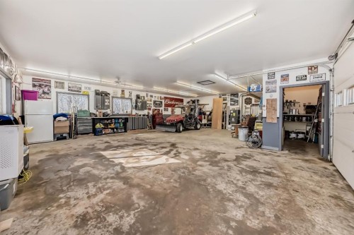 3 Kaylee Crescent, White Sands, AB - Indoor Photo Showing Garage
