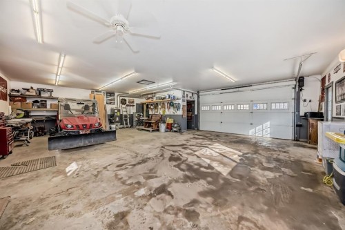 3 Kaylee Crescent, White Sands, AB - Indoor Photo Showing Garage