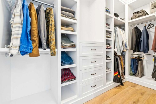 1636 Acton Avenue Sw, Calgary, AB - Indoor With Storage