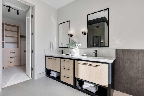 336 Normandy Drive Sw, Calgary, AB - Indoor Photo Showing Bathroom