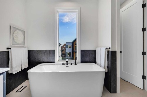 336 Normandy Drive Sw, Calgary, AB - Indoor Photo Showing Bathroom