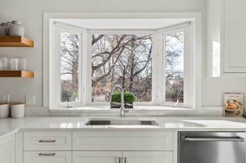 1571 Windsor Street Nw, Calgary, AB - Indoor Photo Showing Kitchen
