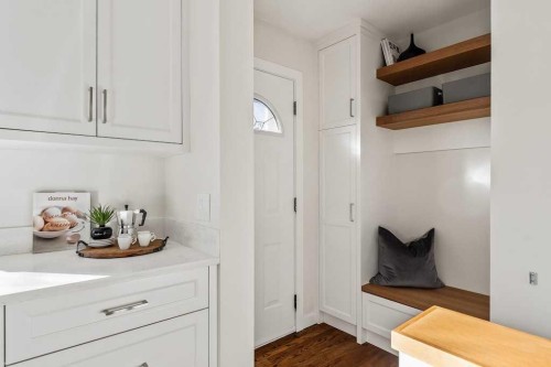 1571 Windsor Street Nw, Calgary, AB - Indoor Photo Showing Other Room