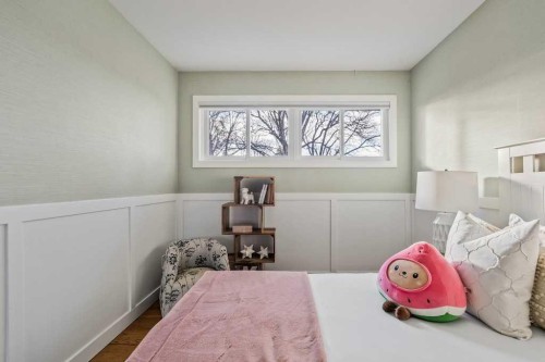 1571 Windsor Street Nw, Calgary, AB - Indoor Photo Showing Bedroom