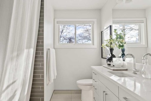 1571 Windsor Street Nw, Calgary, AB - Indoor Photo Showing Bathroom