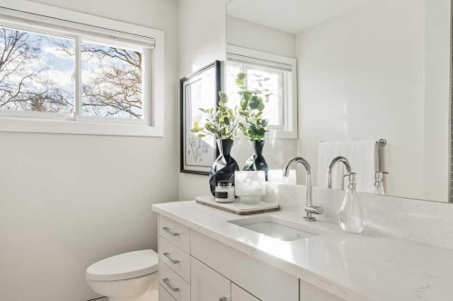 1571 Windsor Street Nw, Calgary, AB - Indoor Photo Showing Bathroom