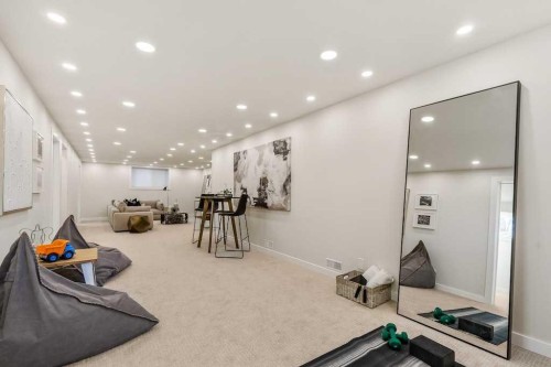 1571 Windsor Street Nw, Calgary, AB - Indoor Photo Showing Other Room