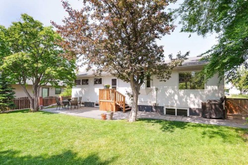 1571 Windsor Street Nw, Calgary, AB - Outdoor With Backyard