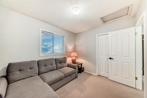 8-122 Bow Ridge Crescent, Cochrane, AB - Indoor Photo Showing Living Room