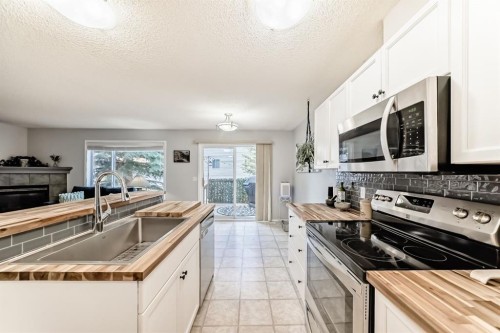 8-122 Bow Ridge Crescent, Cochrane, AB - Indoor Photo Showing Kitchen