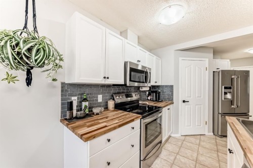 8-122 Bow Ridge Crescent, Cochrane, AB - Indoor Photo Showing Kitchen