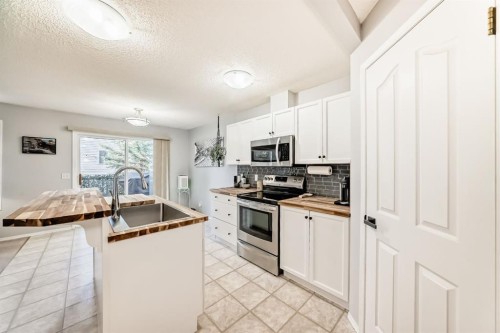 8-122 Bow Ridge Crescent, Cochrane, AB - Indoor Photo Showing Kitchen