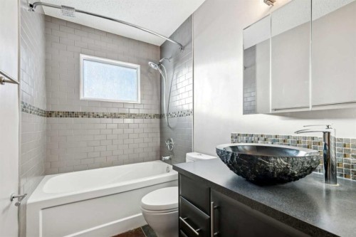 5423 Madigan Drive Ne, Calgary, AB - Indoor Photo Showing Bathroom