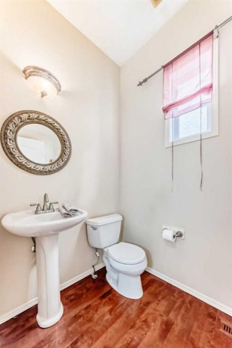 68 Strathlea Close Sw, Calgary, AB - Indoor Photo Showing Bathroom