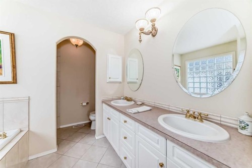 68 Strathlea Close Sw, Calgary, AB - Indoor Photo Showing Bathroom