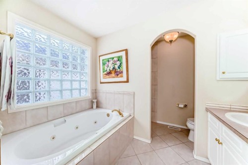 68 Strathlea Close Sw, Calgary, AB - Indoor Photo Showing Bathroom
