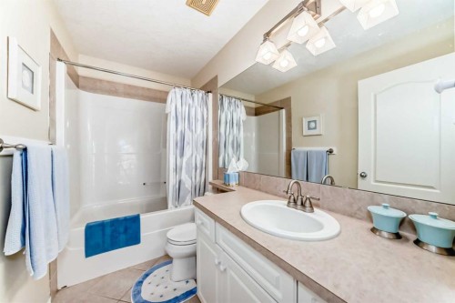 68 Strathlea Close Sw, Calgary, AB - Indoor Photo Showing Bathroom