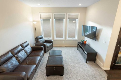 13 Marquis Place Se, Calgary, AB - Indoor Photo Showing Living Room