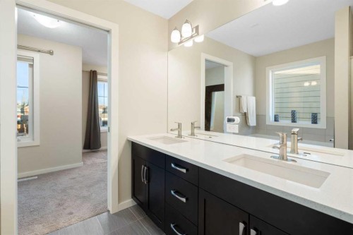 13 Marquis Place Se, Calgary, AB - Indoor Photo Showing Bathroom