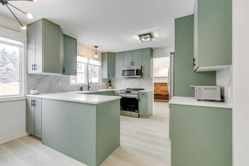 432 129 Avenue Se, Calgary, AB - Indoor Photo Showing Kitchen