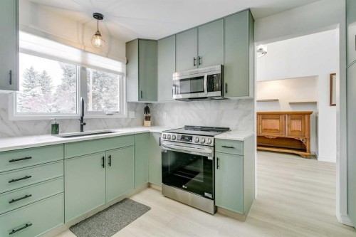 432 129 Avenue Se, Calgary, AB - Indoor Photo Showing Kitchen