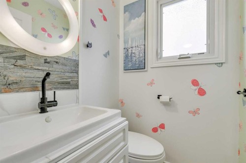 432 129 Avenue Se, Calgary, AB - Indoor Photo Showing Bathroom