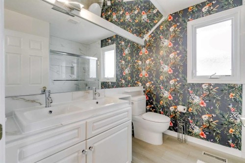 432 129 Avenue Se, Calgary, AB - Indoor Photo Showing Bathroom