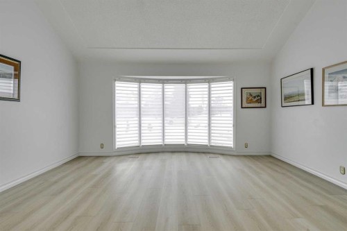 432 129 Avenue Se, Calgary, AB - Indoor Photo Showing Other Room