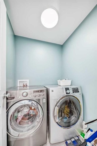 397 Rainbow Falls Drive, Chestermere, AB - Indoor Photo Showing Laundry Room