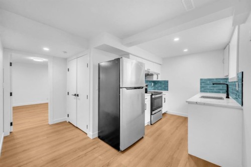 3229 Doverville Crescent Se, Calgary, AB - Indoor Photo Showing Kitchen