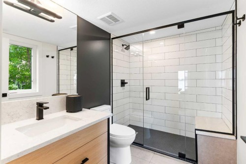 476 West Chestermere Drive, Chestermere, AB - Indoor Photo Showing Bathroom