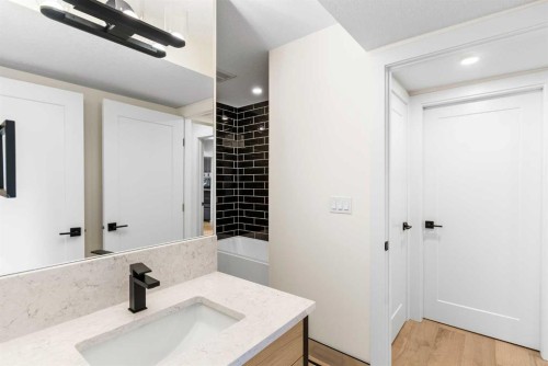 476 West Chestermere Drive, Chestermere, AB - Indoor Photo Showing Bathroom