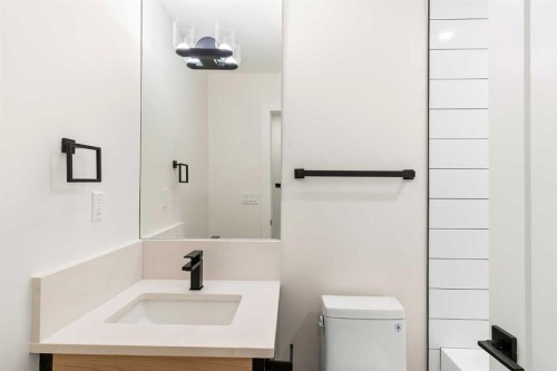 476 West Chestermere Drive, Chestermere, AB - Indoor Photo Showing Bathroom