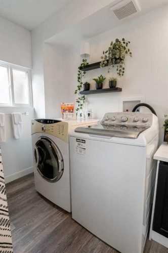 133 1 Street, Drumheller, AB - Indoor Photo Showing Laundry Room