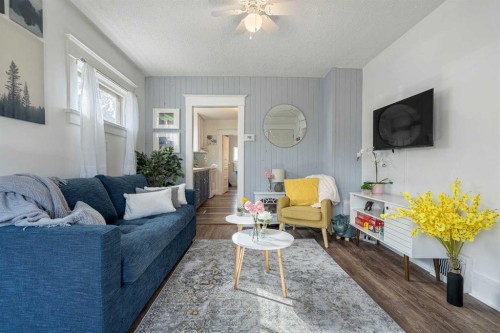 133 1 Street, Drumheller, AB - Indoor Photo Showing Living Room