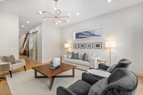 727 15 Street Nw, Calgary, AB - Indoor Photo Showing Living Room