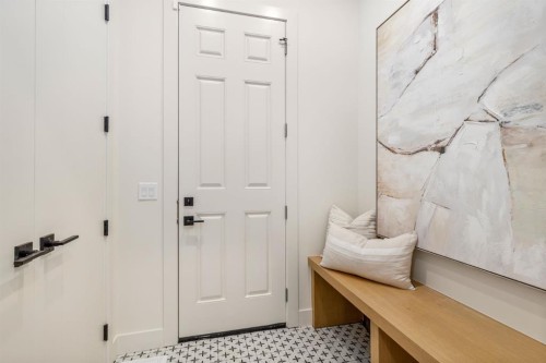 727 15 Street Nw, Calgary, AB - Indoor Photo Showing Other Room