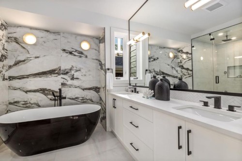 727 15 Street Nw, Calgary, AB - Indoor Photo Showing Bathroom