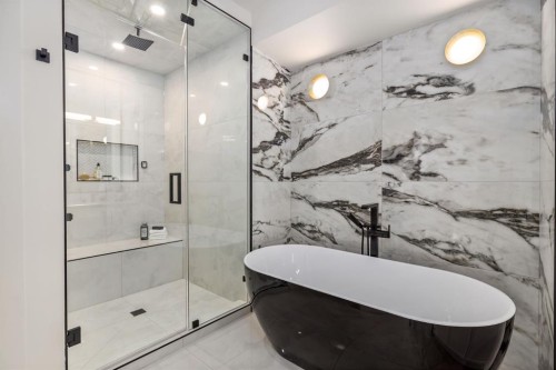 727 15 Street Nw, Calgary, AB - Indoor Photo Showing Bathroom