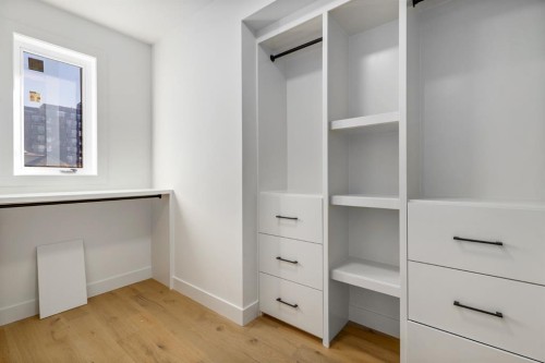 727 15 Street Nw, Calgary, AB - Indoor With Storage