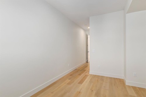 727 15 Street Nw, Calgary, AB - Indoor Photo Showing Other Room