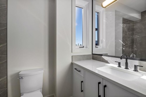 727 15 Street Nw, Calgary, AB - Indoor Photo Showing Bathroom