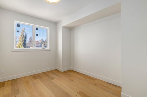 727 15 Street Nw, Calgary, AB - Indoor Photo Showing Other Room