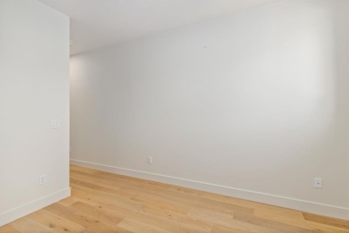 727 15 Street Nw, Calgary, AB - Indoor Photo Showing Other Room