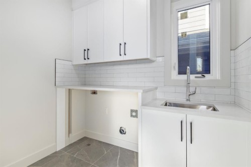 727 15 Street Nw, Calgary, AB - Indoor Photo Showing Bathroom