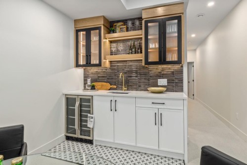 727 15 Street Nw, Calgary, AB - Indoor Photo Showing Other Room