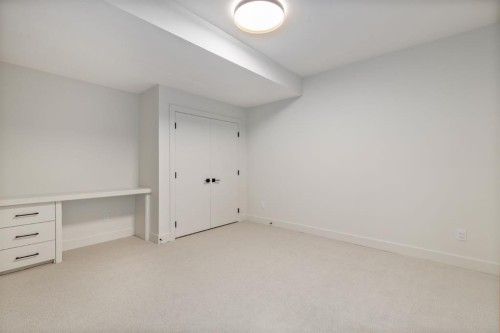 727 15 Street Nw, Calgary, AB - Indoor Photo Showing Other Room