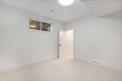 727 15 Street Nw, Calgary, AB - Indoor Photo Showing Other Room