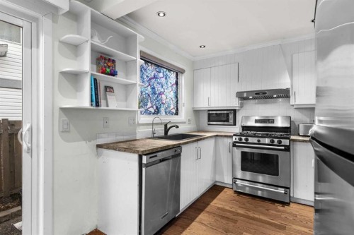 107 Woodford Crescent Sw, Calgary, AB - Indoor Photo Showing Kitchen